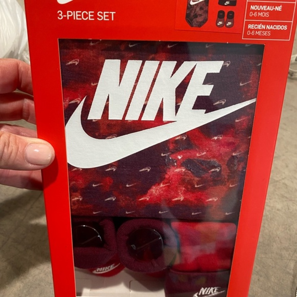 3 piece NIKE set for your little ( or as a great gift!) comes in nice box!0-6mos